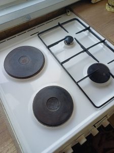 Почистени котлони на готварска печка.