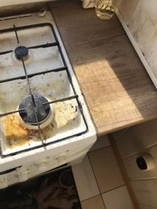Замърсени котлони на готварска печка.